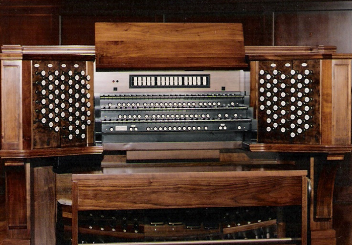 Pipe organ console